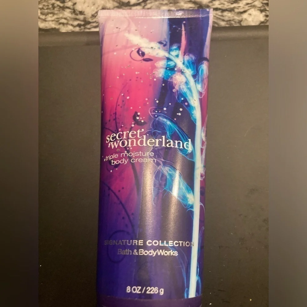 Bath & Body Works triple moisture body cream Secret Wonderland.discontinued